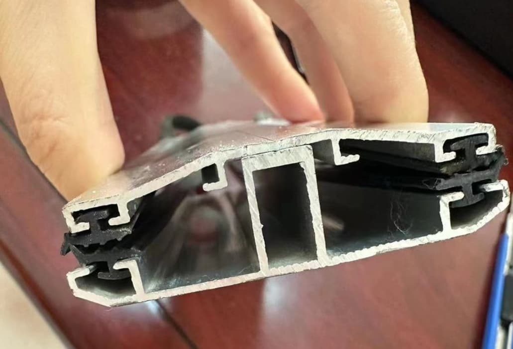 Cross-section of a flat top aluminum connector with rubber gaskets